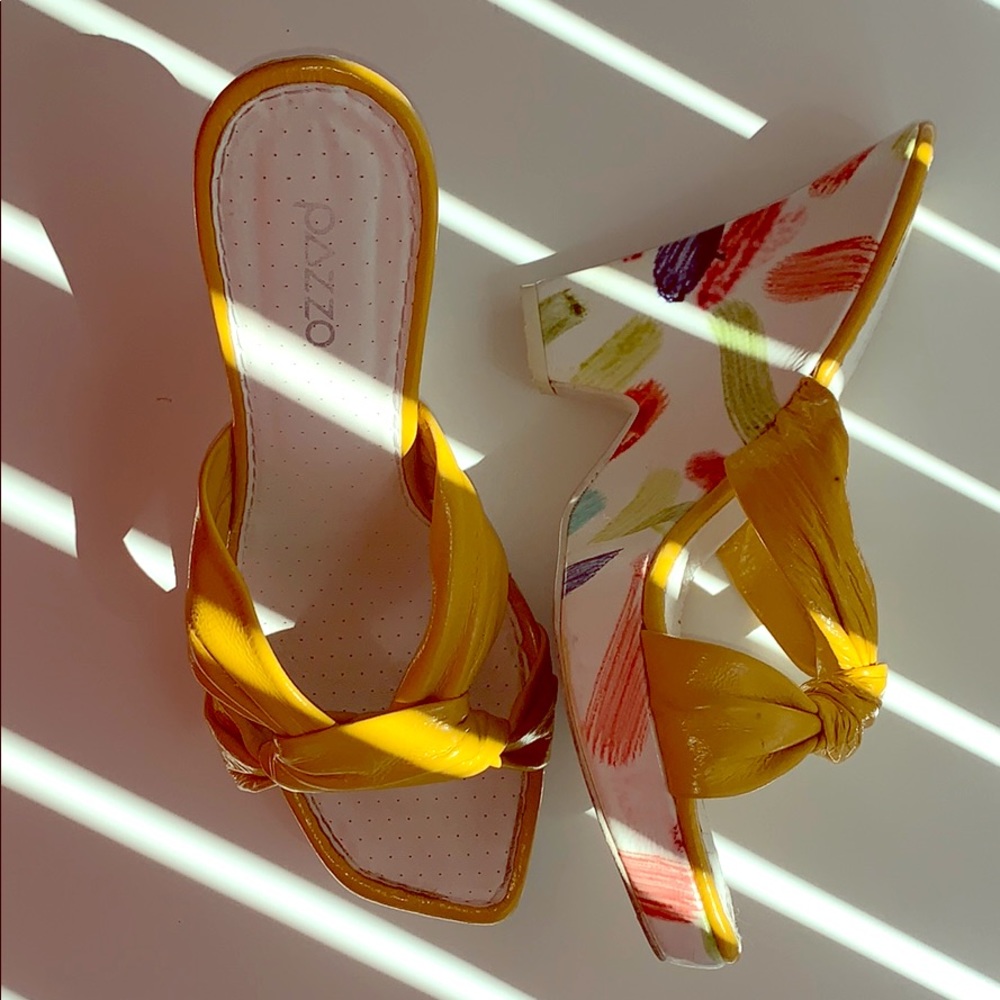 Size 8, vintage yellow leaf knotted slide